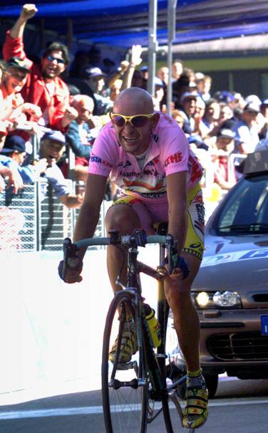 4 giugno 1999. Pantani, in maglia rosa, vince a Madonna di Campiglio. Il giorno dopo sar un brutto risveglio. (Ap)